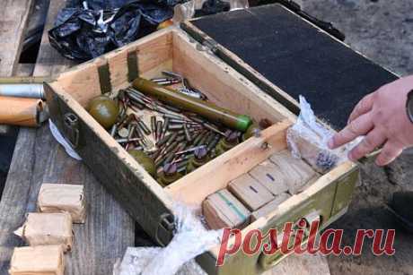 В Бердянске обнаружили схрон с боеприпасами и минами в заброшенном гараже. Полицейские нашли схрон с боеприпасами в заброшенном гараже в Бердянске. Из гаража изъяли шесть противопехотных мин, гранату Ф-1, 12 осколочно-фугасных зажигательных снарядов к зенитной установке, один короб к пулемету Калашникова, снаряженный патронами, один магазин образца НАТО, снаряженный 20 патронами.