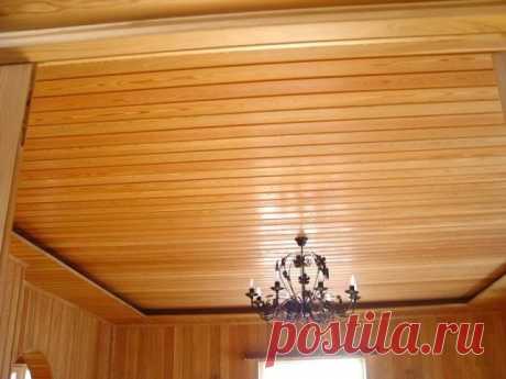 Как сделать потолок в деревянном доме - от монтажа до декоративной отделки