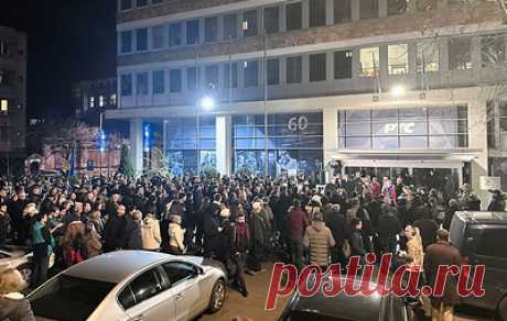 Оппозиция вновь устроила шествие в Белграде. Около 400 протестующих вышли на проезжую часть и отправились к зданию &quot;Радио и Телевидение Сербии&quot;