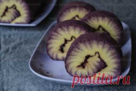 Resep Hurricane Swiss Roll Varian Taro ⋆ Suka Suka Amel Resep Hurricane Swiss Roll Varian Taro. Berani mencoba membuatnya sendiri di rumah? cari tahu juga trik sukses membuat hurricane swiss roll ini. Dijamin kamu akan ketagihan meng-eksekusinya di rumah 😆