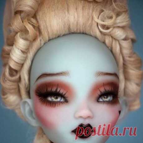 All about RUST eyeshadow lately, especially w/ blue! What’s your favorite shade?
.
.
#PidginDoll #RustEyeshadow #blueskin #BJD #FashionBJD #MarieAntoinette #Rococo #RococoWig #Fashion Doll #BlackLips #FashionDoll #BlueDoll #Faceup #BJDFaceup