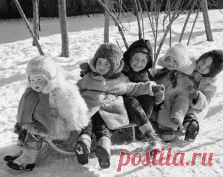 Перчатки в хлам,на попе дырка, Хромаю...ноги волочу. Лицо горит,в трусах снежинка, Кататься с горки я люблю!