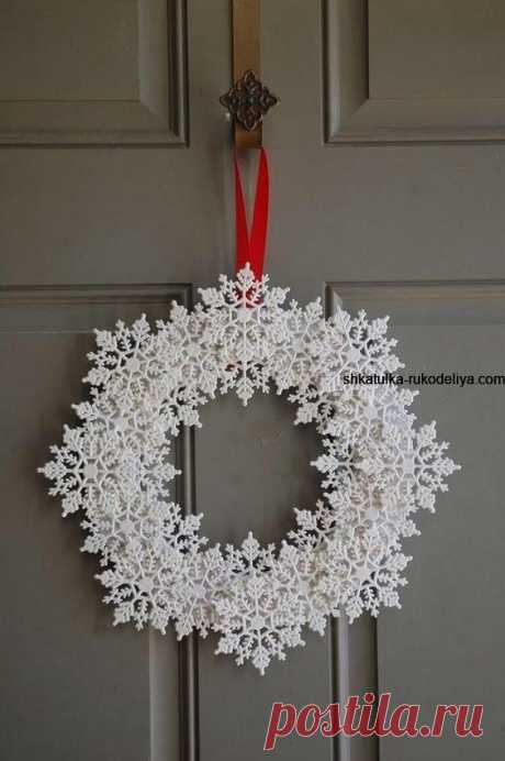 Новорічний декор зі сніжинок. Як зробити різдвяний вінок