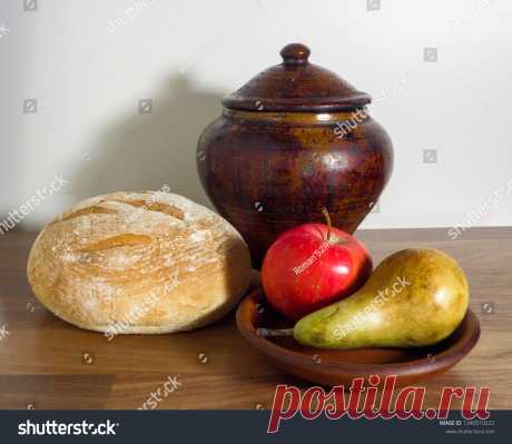Стоковая фотография «Loaf Bread Clay Pot Fruit On» (редактировать), 1340510222