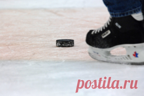 Mash: игрок любительского хоккейного клуба умер перед матчем в Новой Москве. Мужчина упал на лед во время разминки.