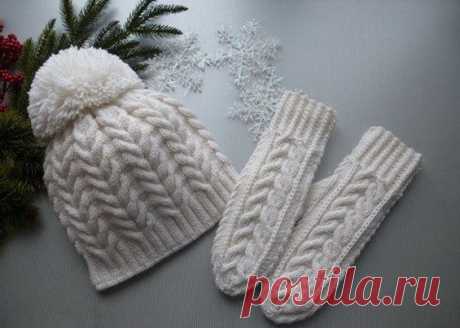 Вязание шапки спицами с косами и помпоном в комплекте с варежками «Белоснежные узоры»