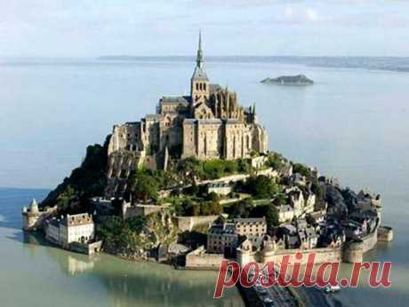 Мон-Сен-Мишль — небольшой скалистый остров, превращённый в остров-крепость, на северо-западном побережье Франции. Этот остров является единственным обитаемым из трех гранитных образований бухты Сен-Мишель. Город на острове существует ...