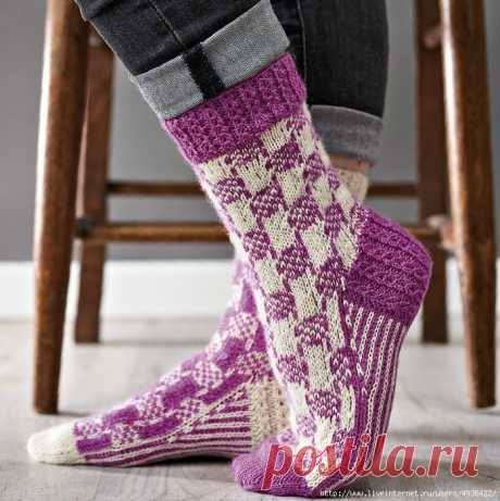 ЖЕНСКИЕ ЖАККАРДОВЫЕ ВЯЗАНЫЕ НОСКИ "POTAGER". СПИЦЫ. POTAGER SOCKS BY BARB BROWN.
Реверсивная расцветка на левом и правом носках выполнена только для развлечения. 

Размеры: S (M, L)

Окружность стопы – 20 (23, 27) см,
Окружность стопы готового изделия – 18.5 (21, 24.5) см,
Высота паголенка – 27 (27, 27) см.

Необходимые материалы:
Пряжа West Yorkshire Spinners Signature (75% шерсть, 25% нейлон; 400 м / 100 грамм в мотке) – 1 моток сиреневого цвета (нить А) и 1 моток белого...