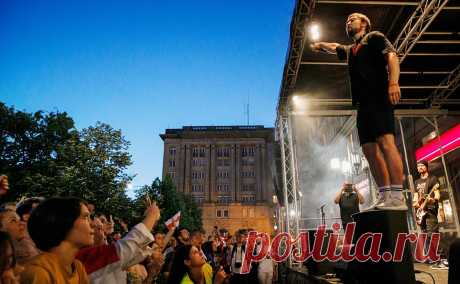 В Могилеве задержали авторов «песни белорусских протестов». Участники группы уехали из страны в 2020 году, недавно решили вернуться и были задержаны сотрудниками правоохранительных органов. Один из их треков — «Правiлы» — стал одной из главных песен белорусских протестов