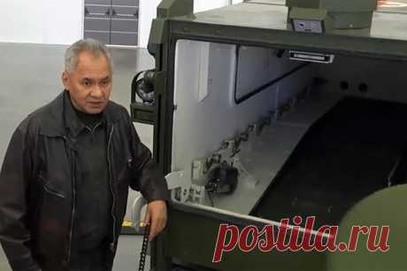«Их ждут невероятно». Министру обороны России Шойгу показали боевых роботов. Министр поручил нарастить их производство.