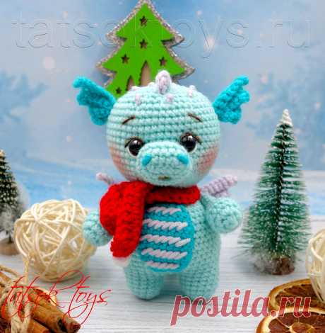 PDF Дракошик крючком. FREE crochet pattern; Аmigurumi toy patterns. Амигуруми схемы и описания на русском. Вязаные игрушки и поделки своими руками #amimore - дракон в шарфике, маленький дракончик из обычной пряжи, динозавр, динозаврик.