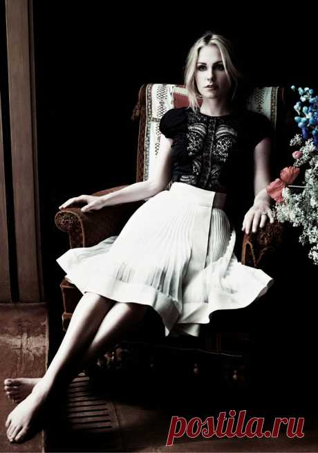 Анна Пакуин (Anna Paquin) в фотосессии Тома Мунро (Tom Munro) для журнала Vogue Italia (ноябрь 2011)