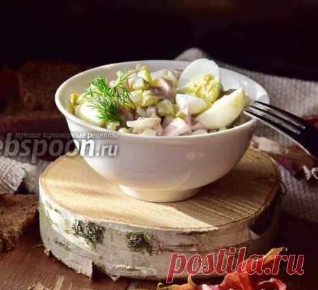 Салат с перепелиными яйцами, маринованными огурцами и ветчиной