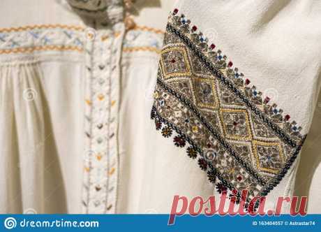 вышивка на рукаве украинской вышивки Стоковое Изображение - изображение насчитывающей праздник, костюм: 163404557