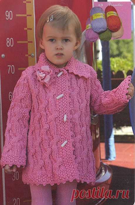 Розовое вязаное пальто для девочки.