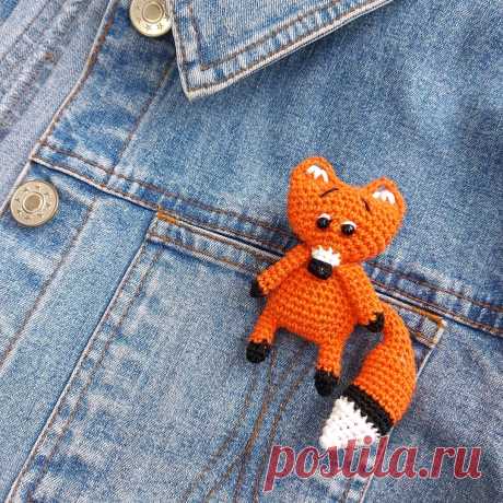 PDF Брошь Лиса крючком. FREE crochet pattern; Аmigurumi animal patterns. Амигуруми схемы и описания на русском. Вязаные игрушки и поделки своими руками #amimore - маленькая брошь в виде лисы, лисица, лисёнок, лисичка.