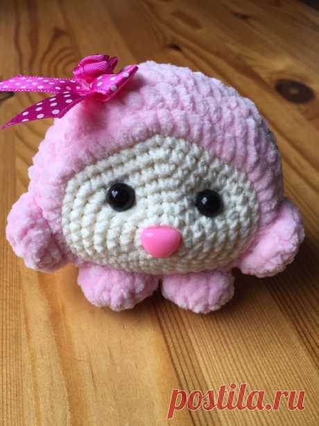 PDF Ёжик крючком. FREE crochet pattern toy; Аmigurumi animal patterns. Амигуруми схемы и описания на русском. Вязаные игрушки и поделки своими руками #amimore - плюшевый ёжик, маленький ёж из плюшевой пряжи, ежиха.