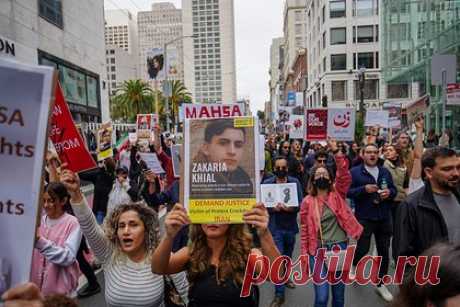 В Иране задержали записавшего песню о протестах музыканта. В Иране задержали известного музыканта Шервина Хаджипура, записавшего песню о массовых протестах в стране. 25-летний певец выпустил свою композицию, вдохновившись сообщениями протестующих людей в интернете. Соответствующие цитаты он использовал в тексте новой песни Baraye.