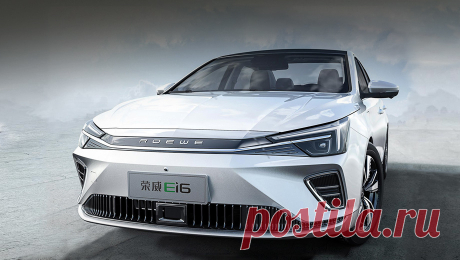 Дополнено: Седан Roewe Ei6 дебютирует в апрельском Пекине Передняя часть перекроена полностью. Название бренда появилось на носу впервые (раньше там был логотип-герб). Фары — матричные. Под номерным знаком