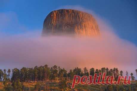 Рассвет у Башни Дьявола, Вайоминг (США). Автор фото – Нина Слащилина: nat-geo.ru/community/user/7586 Доброе утро! 🌄