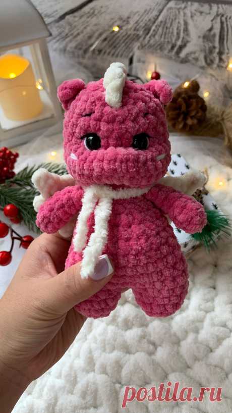 PDF Мини Дракон крючком. FREE crochet pattern; Аmigurumi toy patterns. Амигуруми схемы и описания на русском. Вязаные игрушки и поделки своими руками #amimore - плюшевый дракон в шарфике, маленький дракончик из плюшевой пряжи, динозавр, динозаврик.