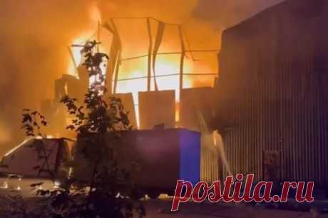 В Сети появились кадры крупного пожара на складе во Львове. Перед этим в городе, как сообщалось ранее, прогремели взрывы.