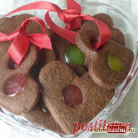 Простое, но очень вкусное шоколадное печенье, которое может стать основой для съедобных валентинок или витражных праздничных печений.