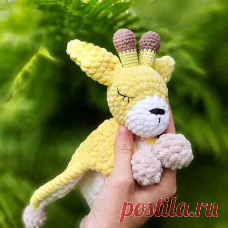 PDF Жирафик комфортер крючком. FREE crochet pattern; Аmigurumi animal patterns. Амигуруми схемы и описания на русском. Вязаные игрушки и поделки своими руками #amimore - жираф из плюшевой пряжи, плюшевый комфортер в виде жирафика.