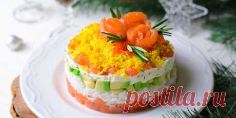 Слоёный салат с красной рыбой и рисом - Лайфхакер