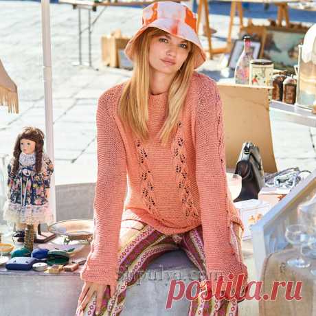 Яркий летний женский пуловер реглан связан платочной вязкой и вертикальными полосками ажурных «листьев» из ленточной пряжи в модном розовато-оранжевом цвете.