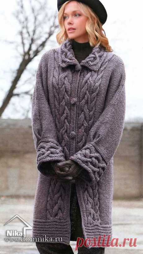 Вязаное пальто спицами выполнено из толстой шерстяной пряжи. Отличный вариант на осень 2019 года!