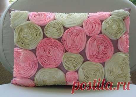 Салфетки и подушки, украшенные розами из лент — Рукоделие