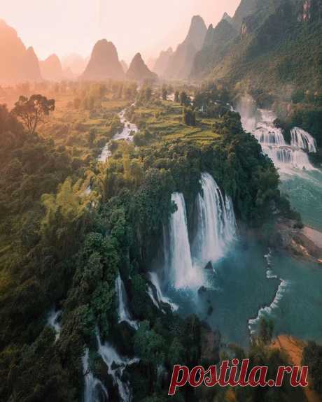 Pangeen These stunning waterfalls 💧 form a natural border between China and Vietnam. In certain areas, tourists can even raft by Rod Ruales