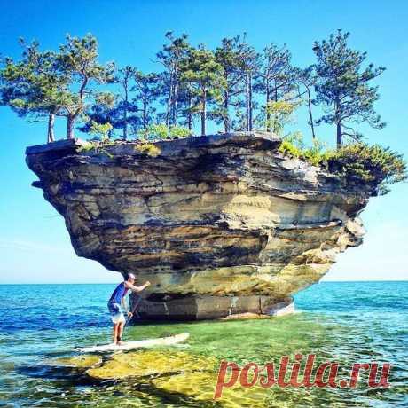 Удивительная скала Turnip Rock на озере Гурон, США