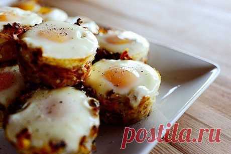 Как приготовить яичницы-глазуньи в картофельных корзиночках - рецепт, ингридиенты и фотографии