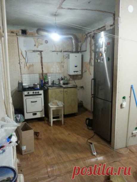 Белая кухня совмещенная с гостиной в хрущевке 5,6 кв.м. (до и после)