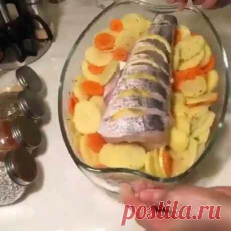 На этот раз запекла рыбу "Хек" получилось просто и вкусно... Большое спасибо за ваши Лайки ❤️❤️❤️ и просмотры🎥🎥, ценю каждый 🙏
Картошку и морковь для приготовления с рыбой желательно резать тонко, чтоб быстрее приготовилась с рыбой, добавить к ним оливковое масло, соль, перец, тимьян, сушёный чеснок, перемешать и уложить в любой противень, затем рыбу тоже смазала солью, перцем, оливковым маслом, внутри начинила с луком шалот, сверху сделала надрезы и положила туда дольк...