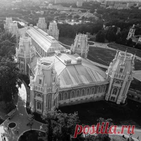 Архитектурное чудо двух великих русских зодчих — Царицыно

Ансамбль загородной резиденции Екатерины II был реализован, пусть и не полностью, по задумке В.И. Баженова и М.Ф. Казакова.

Каждое из зданий представляет собой шедевр зодческой мысли,  имеют свою историю:
Хлебный дом, он же Кухонный корпус построен в виде средневекового замка (арх. В.И. Баженов),
Большой дворец Екатерины по замыслу Баженова уходил корнями в историю московского зодчества, а позже, когда проект был ...