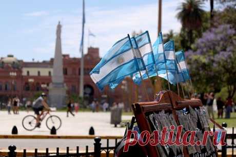 Аргентина призвала Великобританию вернуть Фолклендские острова. Новые власти Аргентины призвали Великобританию вернуть Фолклендские (Мальвинские) острова. Об этом говорится в заявлении МИД страны. Также в Буэнос-Айресе заявили о готовности возобновить двусторонние переговоры по этому вопросу и подчеркнули, что хотят хочет поддерживать «зрелые отношения» с Лондоном.
