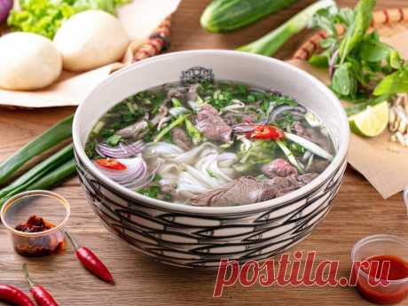 Вьетнамский ароматный и пикантный суп с лапшой.