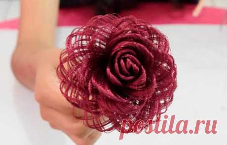 Роза из обыкновенной атласной ткани