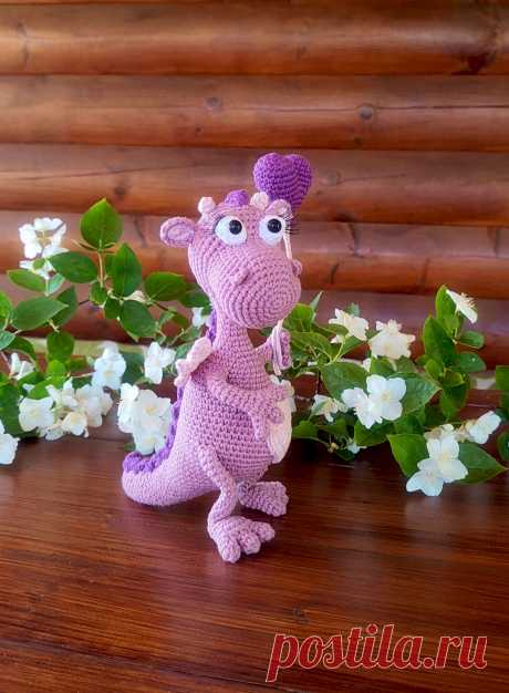 PDF Дракоша Мокси крючком. FREE crochet pattern; Аmigurumi toy patterns. Амигуруми схемы и описания на русском. Вязаные игрушки и поделки своими руками #amimore - дракон с шариком в виде сердца к 14 февраля, дракончик из обычной пряжи ко дню Всех Влюблённых, динозавр, динозаврик.