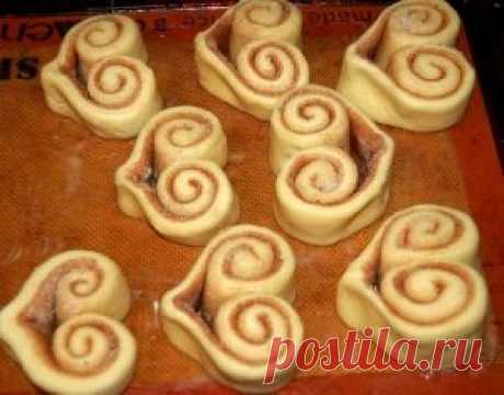 hear shaped cinni-rolls :) by auntiedink