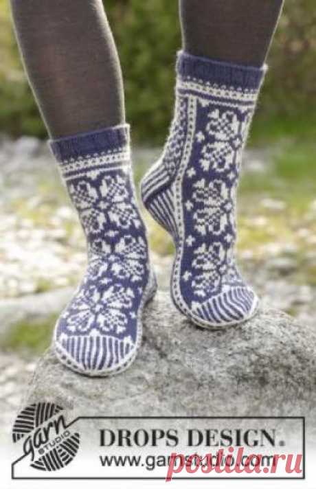 Носки Лофотен Нарядные женские носки, связанные на спицах из шерстяной пряжи средней толщины. Вязание носков выполняется цветными узорами по приведенным в описании...