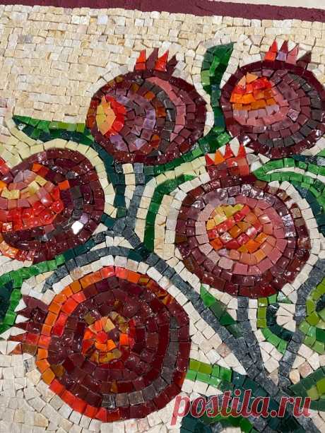 Идеи мозаики из керамической плитки Идеи мозаики из керамической плиткиДля создания такой красоты стоит купить плитку и разбить на мелкие кусочки.