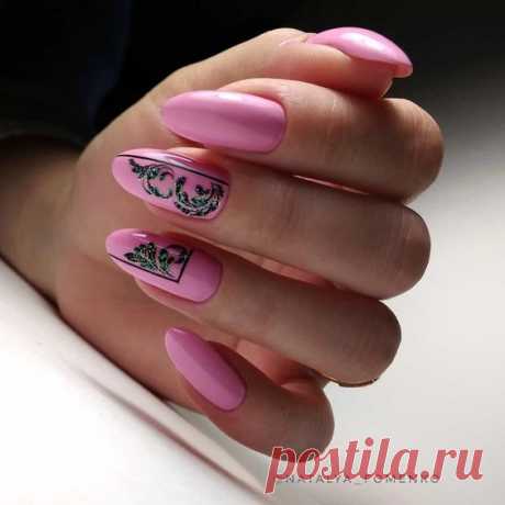 Розовые ногти с узором