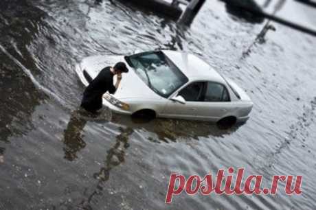 Как выжить, если внезапное наводнение застало вас в автомобиле В последние годы большое количество разрушений и человеческих жертв связано с внезапными наводнениями во время паводка. В связи с этим, полезно узнать,