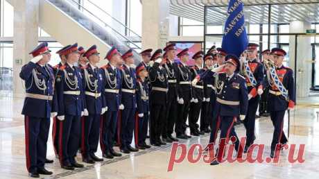 Астраханским кадетам в Кремле вручили переходящее знамя президента