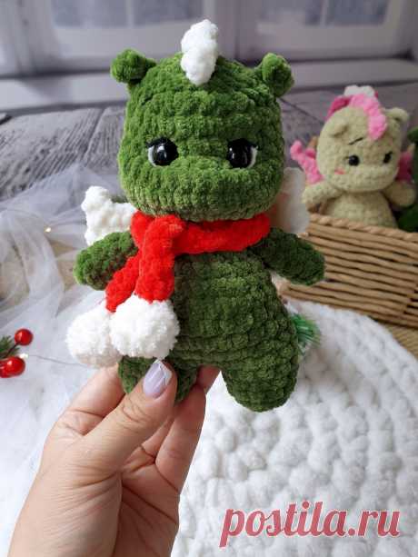 PDF Мини Дракон крючком. FREE crochet pattern; Аmigurumi toy patterns. Амигуруми схемы и описания на русском. Вязаные игрушки и поделки своими руками #amimore - плюшевый дракон в шарфике, маленький дракончик из плюшевой пряжи, динозавр, динозаврик.