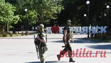 Бердянск в Запорожской области затоплен из-за шторма. В результате шторма центральные улицы города Бердянска на побережье Азовского моря были затоплены. Об этом сообщили ТАСС представители оперативных служб Запорожской области. Из-за сильного ветра вода начала заливать центральную часть ...